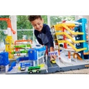 Igralni set za pustolovščine ob vzletu na letališču z 1 Audijem in 1 letalom iz plastike