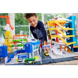 Igralni set za pustolovščine ob vzletu na letališču z 1 Audijem in 1 letalom iz plastike