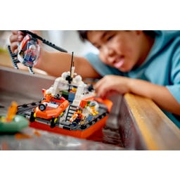 Stad - 60504 Kustbevakningens räddningsbåt med helikopter