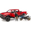 RAM 2500 Power Wagon mit Scrambler Ducati Desert Sled und Fahrer
