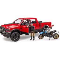 RAM 2500 Power Wagon mit Scrambler Ducati Desert Sled und Fahrer