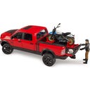 RAM 2500 Power Wagon mit Scrambler Ducati Desert Sled und Fahrer