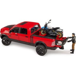 RAM 2500 Power Wagon mit Scrambler Ducati Desert Sled und Fahrer