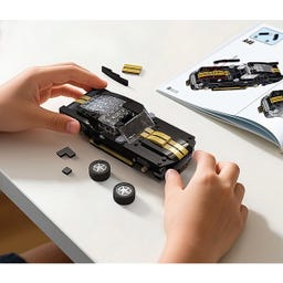 CaDA Shelby GT 350 H 1:24 schwarz Bricks - 1 Stk
