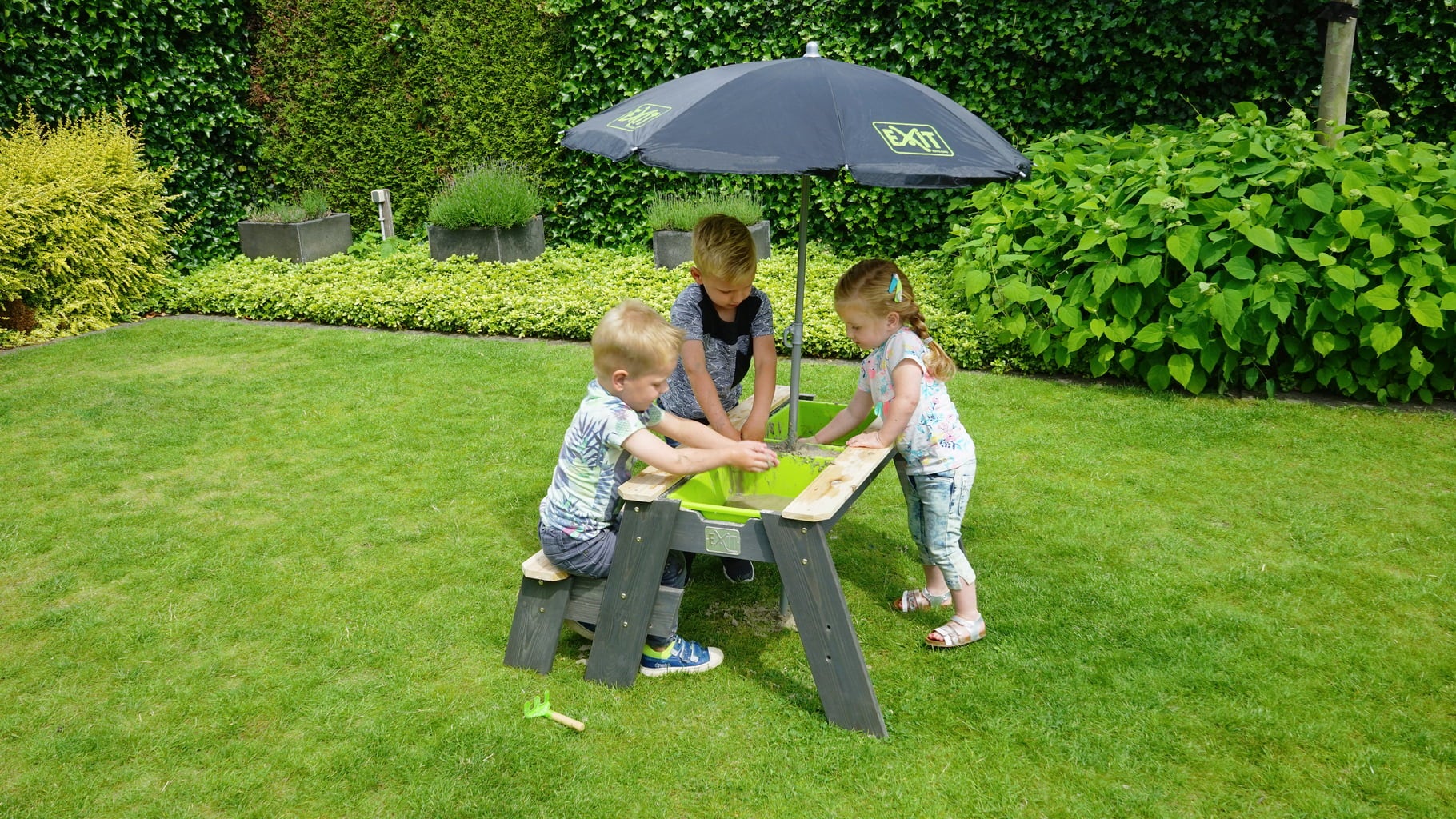 Aksent Sand-, Wasser- & Picknicktisch (1 Bank) mit Sonnenschirm & Gartenwerkzeugen - 1 Set