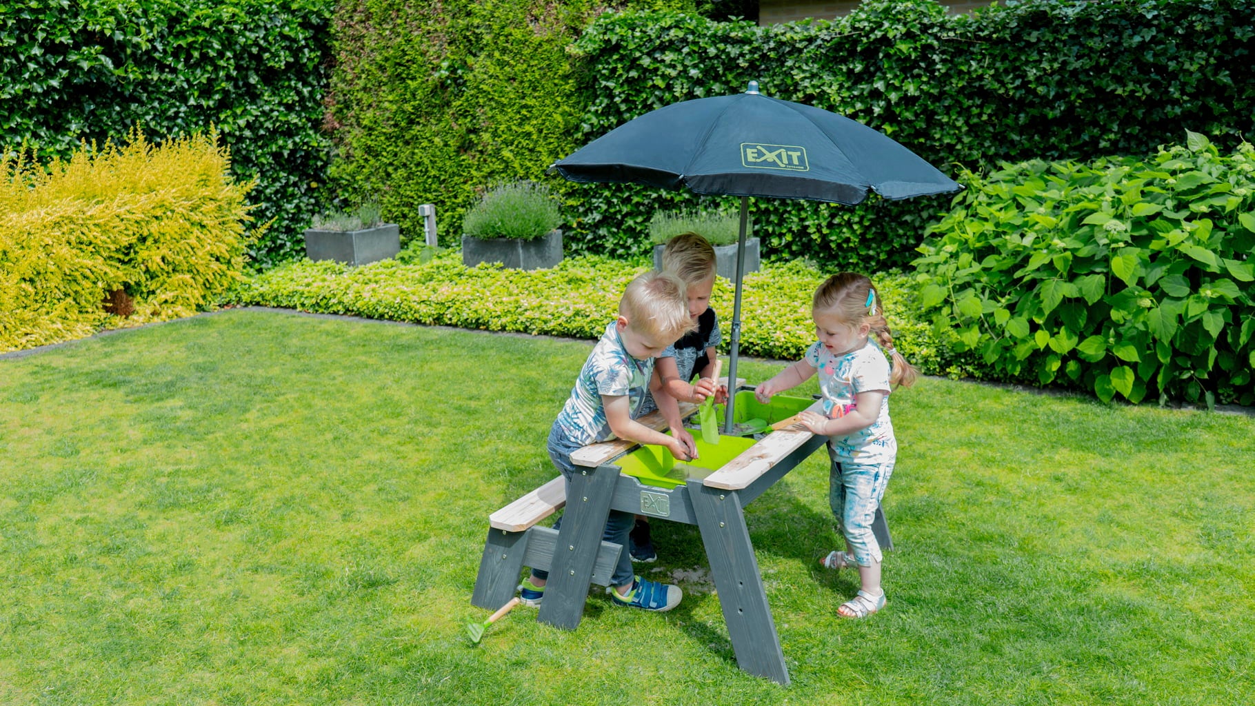 Aksent Sand-, Wasser- & Picknicktisch (1 Bank) mit Sonnenschirm & Gartenwerkzeugen - 1 Set