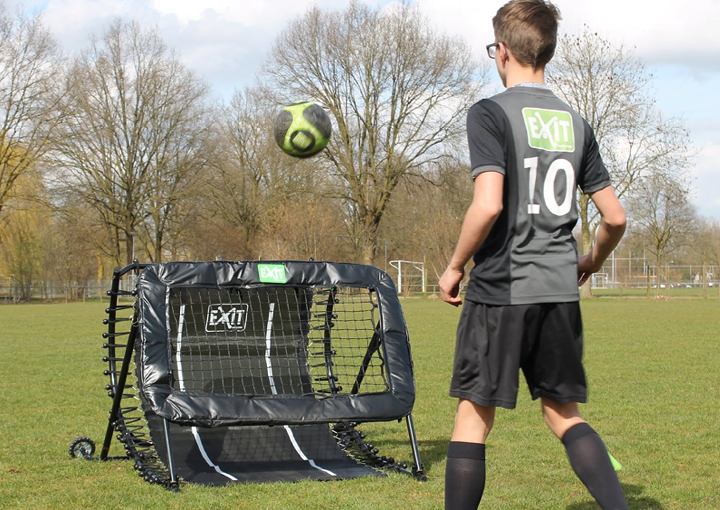 Exit Toys Kickback Fußball Rebounder 124x90cm - 1 Stk