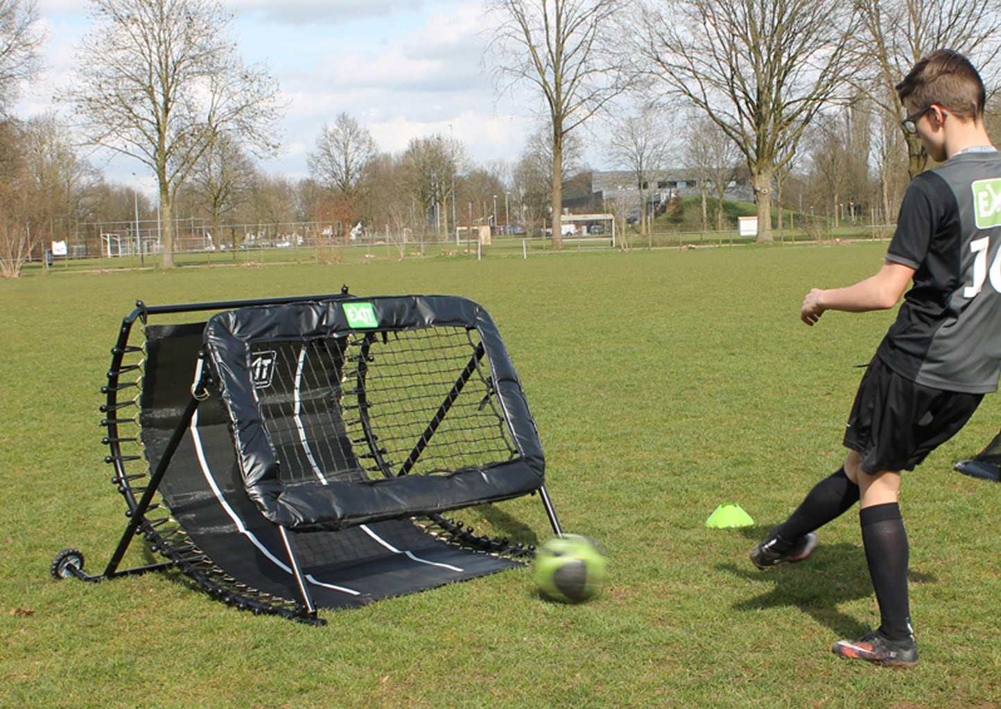 Exit Toys Kickback Fußball Rebounder 124x90cm - 1 Stk