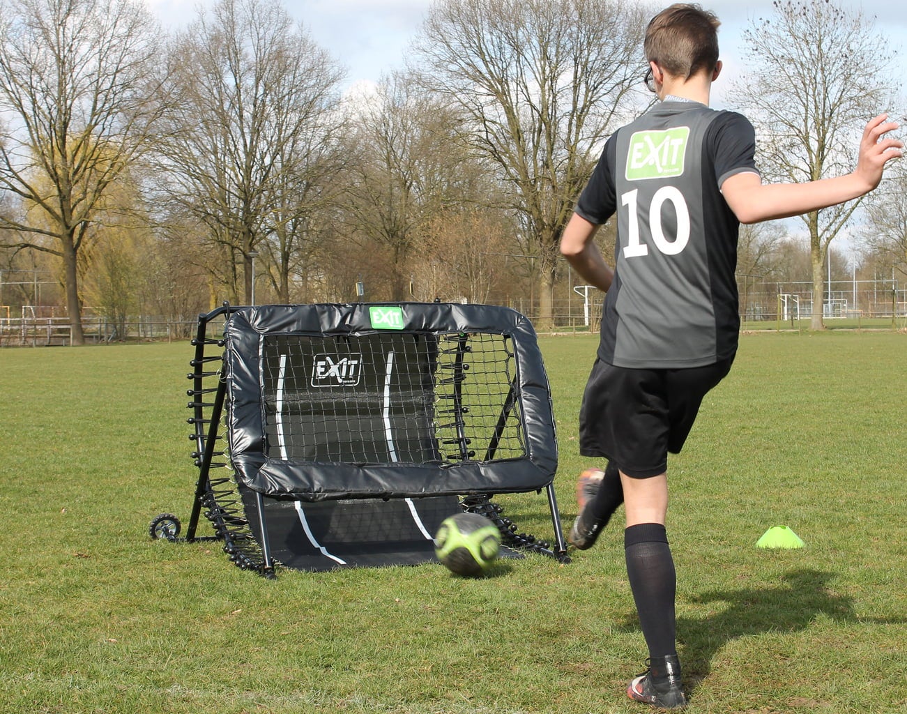 Exit Toys Kickback Fußball Rebounder 124x90cm - 1 Stk