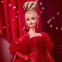 Bambola da collezione esclusiva per l'80° anniversario della Mattel, abito in tulle rosso scintillante, capelli biondi
